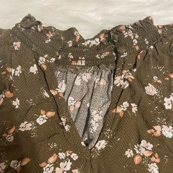 Target army green flower top Size S - Picture 2 of 3